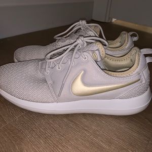 Barely worn Nike Roshe